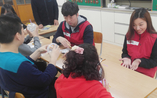 20일 LG전자 임직원 봉사단 40여명이 장애인의 날을 맞아 경기도 오산시 장애인 특수 교육 기관인 성심학교를 방문해 과학교실, 체육활동, 바리스타 직업 체험 등 다양한 행사를 진행했다. 이날 행사에는 LG전자 자회사이자 장애인 표준사업장인 하누리의 임직원들도 함께했다. <LG전자 제공>